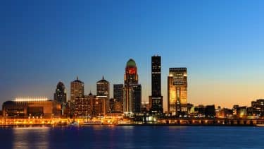 wide view of the Louisville, Kentucky skyline at dusk